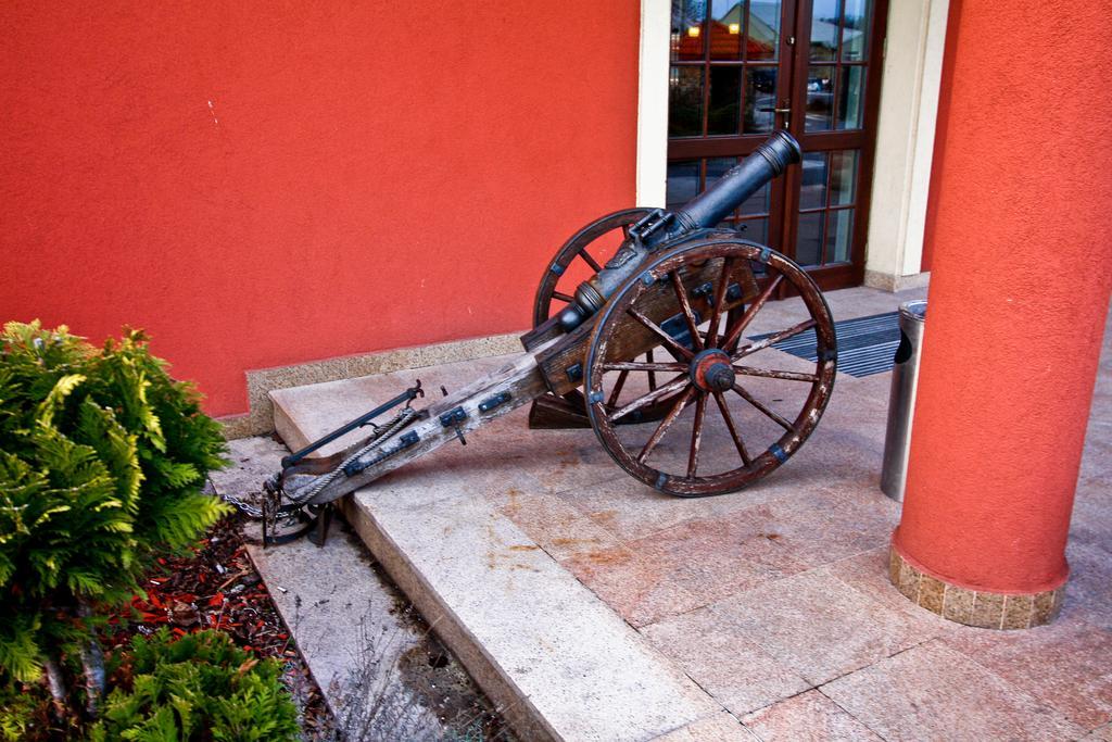Hotel Milord Pułtusk Kültér fotó